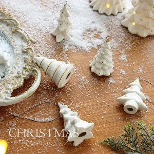 Mini albero di Natale in ceramica bianca, ornamento da tavolo natalizio, decorazioni natalizie per la casa Capodanno, vendita 2025 1