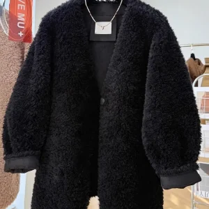 Giacca in pelo di agnello nero con scollo a V premium di grandi dimensioni per donna nell'inverno 2025, giacca ampia unica e super bella 1
