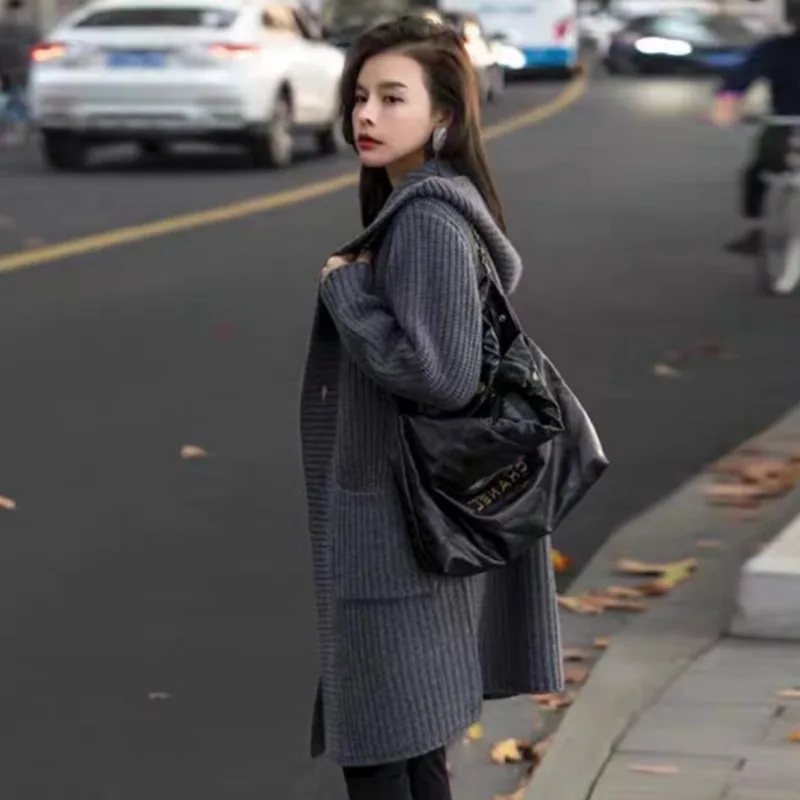 Cappotto maglione medio-lungo da donna con tasca casual grigia coreana autunno inverno Cappotto semplice nuovo versatile ed elegante cardigan lavorato a maglia 4