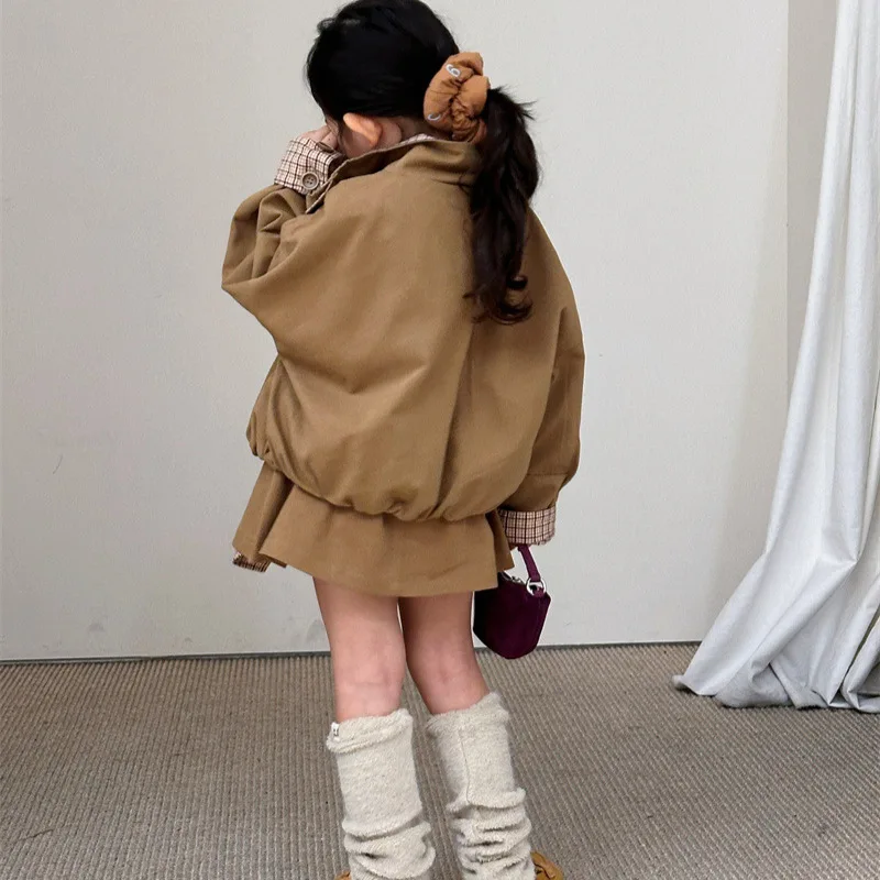 Vestito da ragazza 2025 Autunno e inverno Nuovi vestiti per bambini Ragazza Baby Retro Splicing Plingham Cardigan Cappotto Gonna a pieghe Due set 4