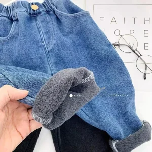 Pantaloni interi spessi jeans foderati in pile da ragazzo per l'inverno. Pantaloni caldi eleganti per neonati e bambini per l'autunno 1