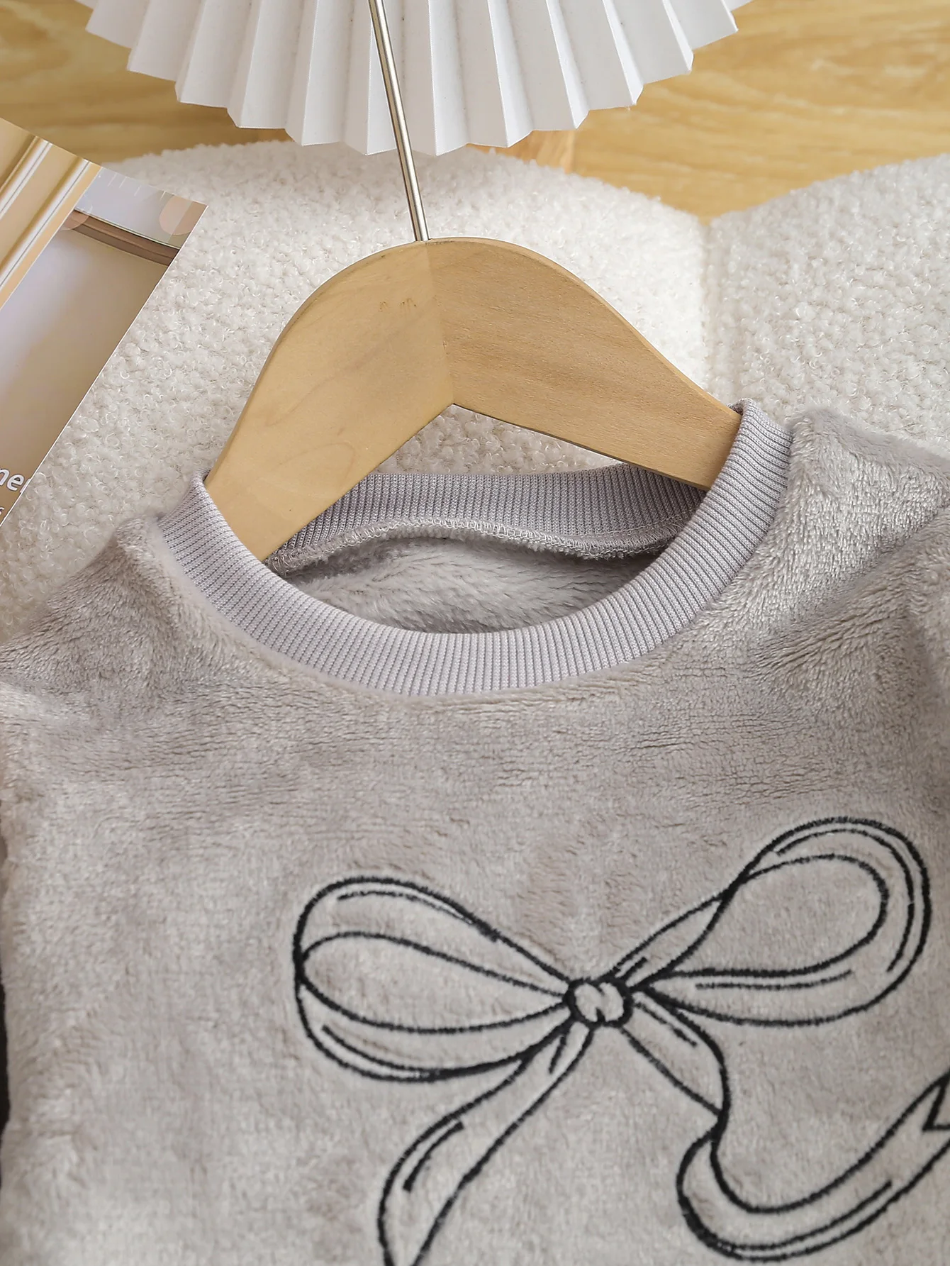 Set elegante e caldo per ragazze autunnali e invernali: top in morbida pelliccia ricamata con fiocco da bambina + pantaloni lunghi Set da 2 pezzi 4