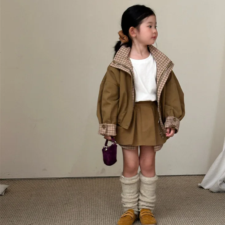 Vestito da ragazza 2025 Autunno e inverno Nuovi vestiti per bambini Ragazza Baby Retro Splicing Plingham Cardigan Cappotto Gonna a pieghe Due set 5