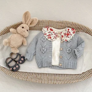INS 2025 Autunno Outfit New Baby Girl Baby Intagliato Vuoto Gancio a mano Palla Giacca maglione lavorato a maglia Cardigan versatile 1