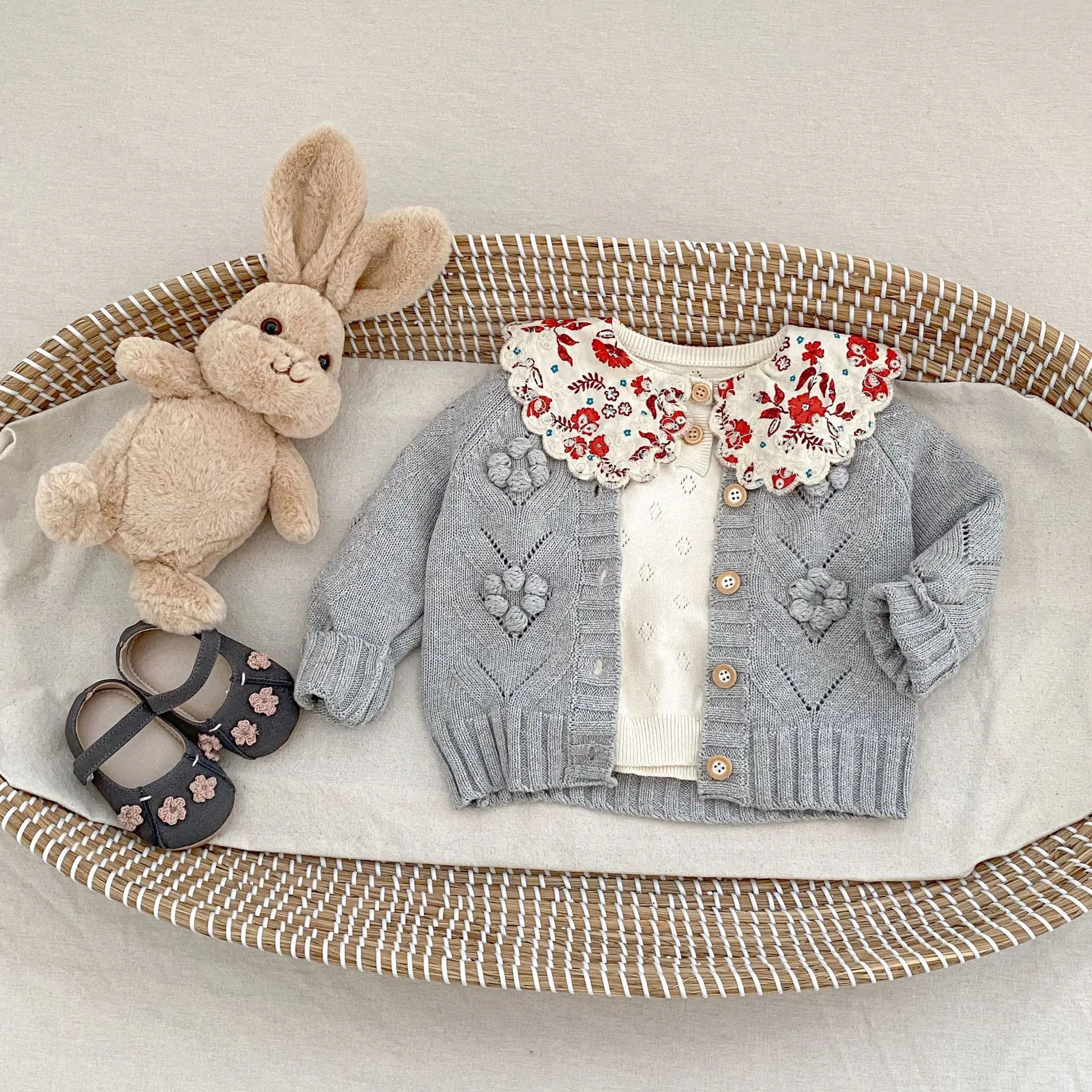 INS 2025 Autunno Outfit New Baby Girl Baby Intagliato Vuoto Gancio a mano Palla Giacca maglione lavorato a maglia Cardigan versatile 1