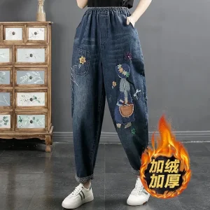 Inverno 2025 Pantaloni Harlan ricamati a vita alta elastici delle nuove donne Jeans ispessiti in velluto Jeans femminili larghi 1