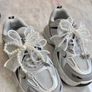 Ciondoli per lacci Scarpe da ginnastica Nastro di seta decorativo Fiocco di perle Accessori per ciondoli per scarpe Decorazioni per scarpe con ciondolo in metallo 1