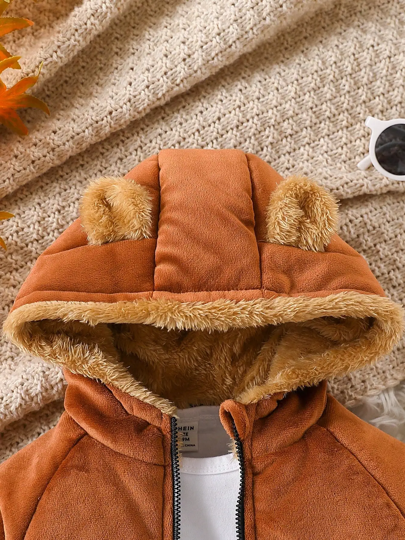 Per neonati in autunno e inverno. I vestiti imbottiti in cotone marrone con clip in pile. Crea un look carino e morbido 3