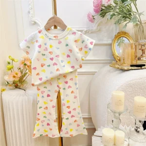 2025 T-shirt da ragazza Set Abbigliamento per bambini Completo Baby Love Top Pantaloni 2 pezzi Estate Dolce e carino Vestito Nuovo costume per bambini 1