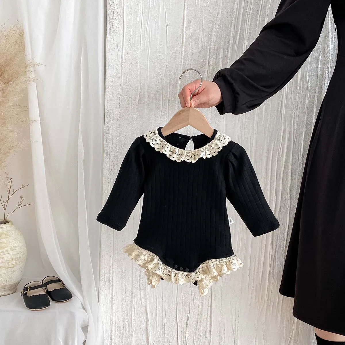 Autunno e inverno Baby stile coreano pizzo girocollo Hollow Pit Strip Boomsuit a maniche lunghe Boomsuit in pizzo con orlo per bambina 2