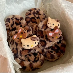 Hello Kitty Sanrio Y2k Pantofola in peluche con stampa leopardata Sanrio Autunno e inverno Ragazza piccante Fondo spesso Moda Scarpe da casa antiscivolo 1