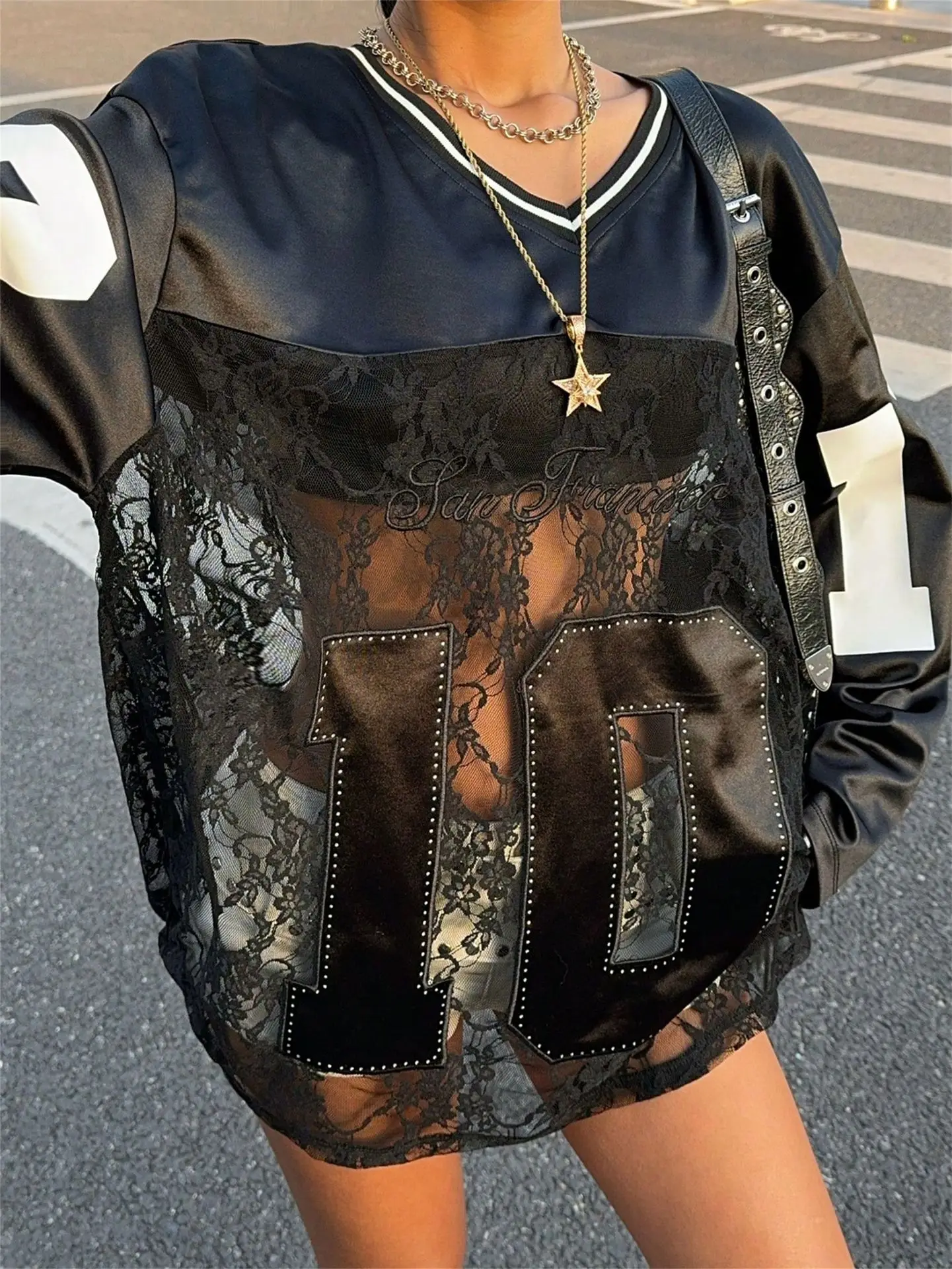 WLWXR Europa e America Sexy Lettera Stampa Pizzo Impiombato Trasparente Scollo a V T-shirt abiti da club per le donne 2025 1