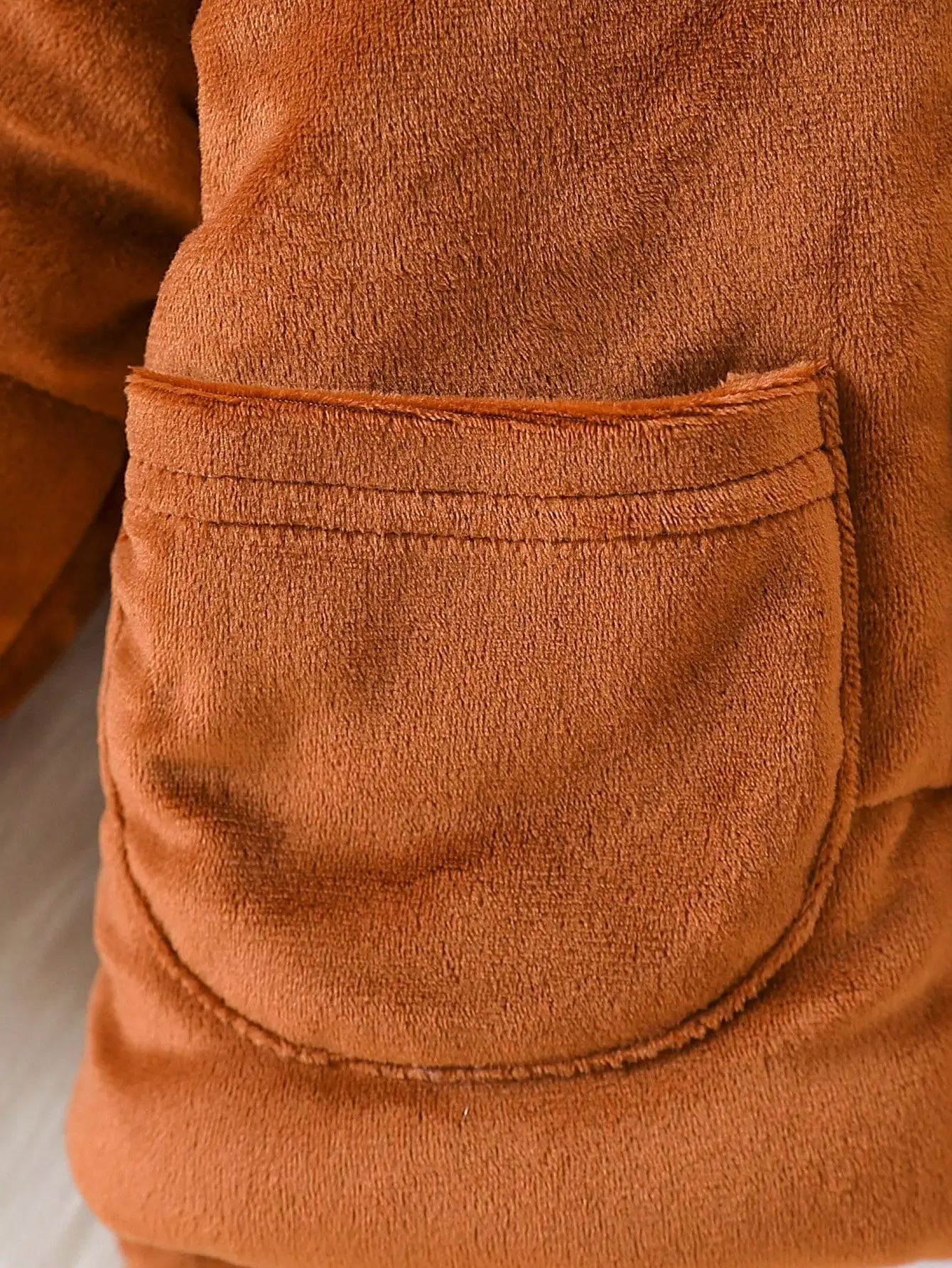 Per neonati in autunno e inverno. I vestiti imbottiti in cotone marrone con clip in pile. Crea un look carino e morbido 5