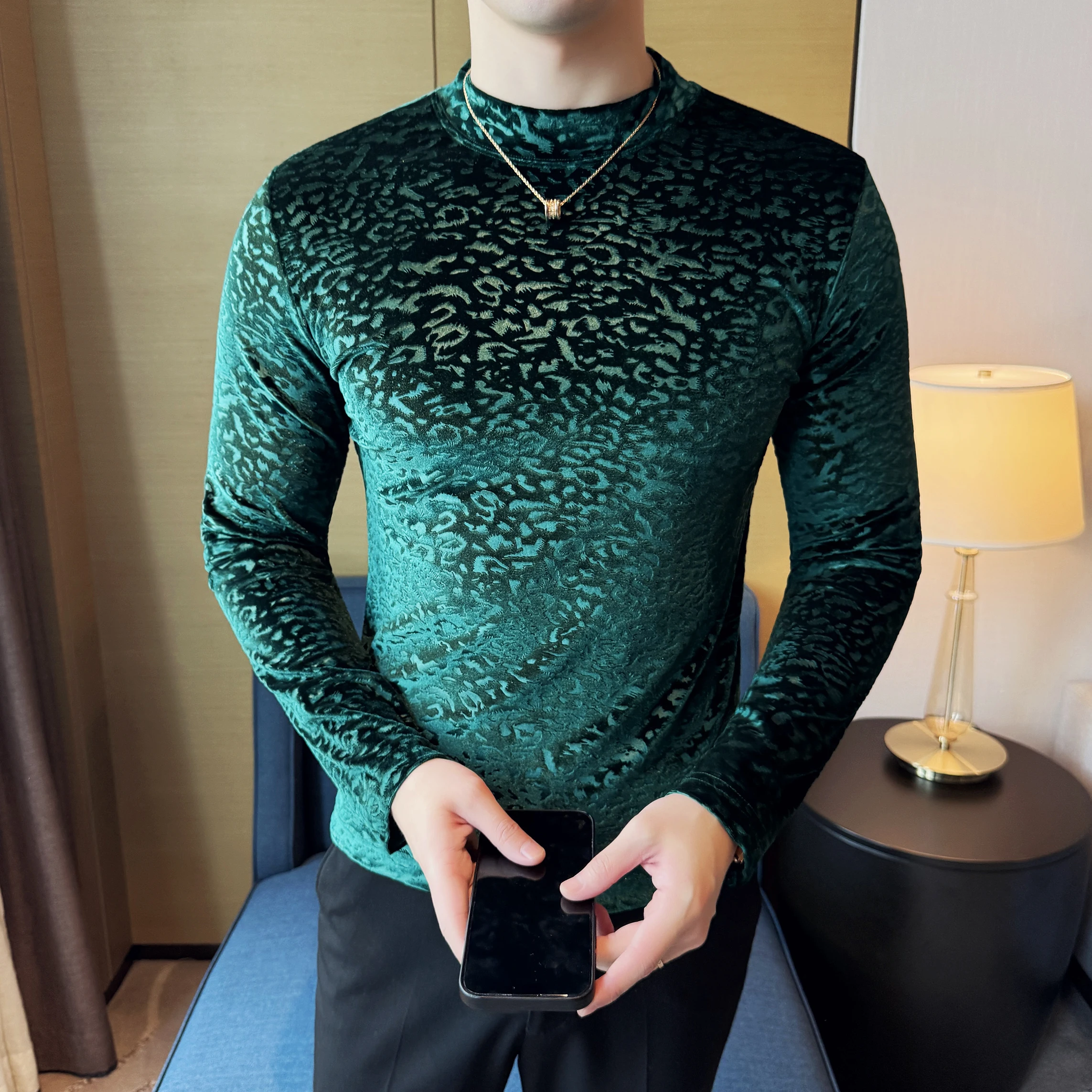 2025 Autunno e Inverno Nuovi Uomini Della Stampa Del Leopardo Jacquard Collo Semi Alto A Maniche Lunghe T-Shirt Da Uomo Sottile T-shirt di Velluto Abbigliamento da Uomo 2