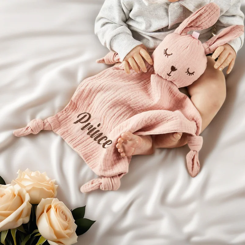 Coperta personalizzata con nome del bambino Coperta consolatrice in mussola di cotone per neonati per accessori neonato Baby Doll per dormire Sonagli per bambini Regalo 5