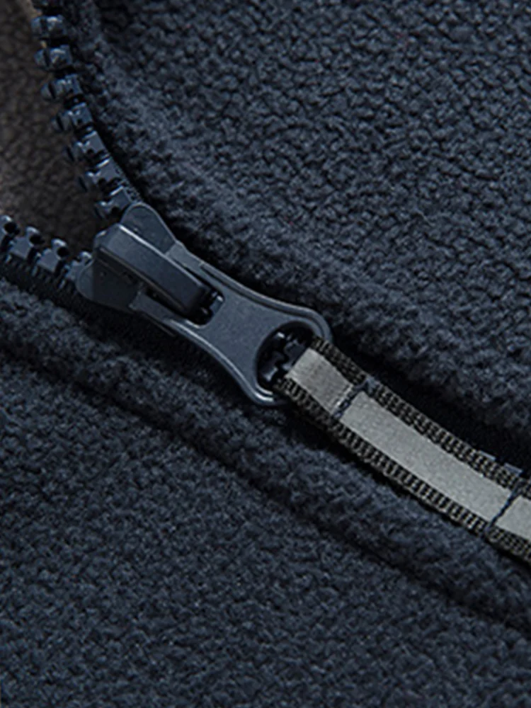 Giacca con zip in pile blu navy con bandiera norvegese e ricamo "Inuvia all'aperto". 6