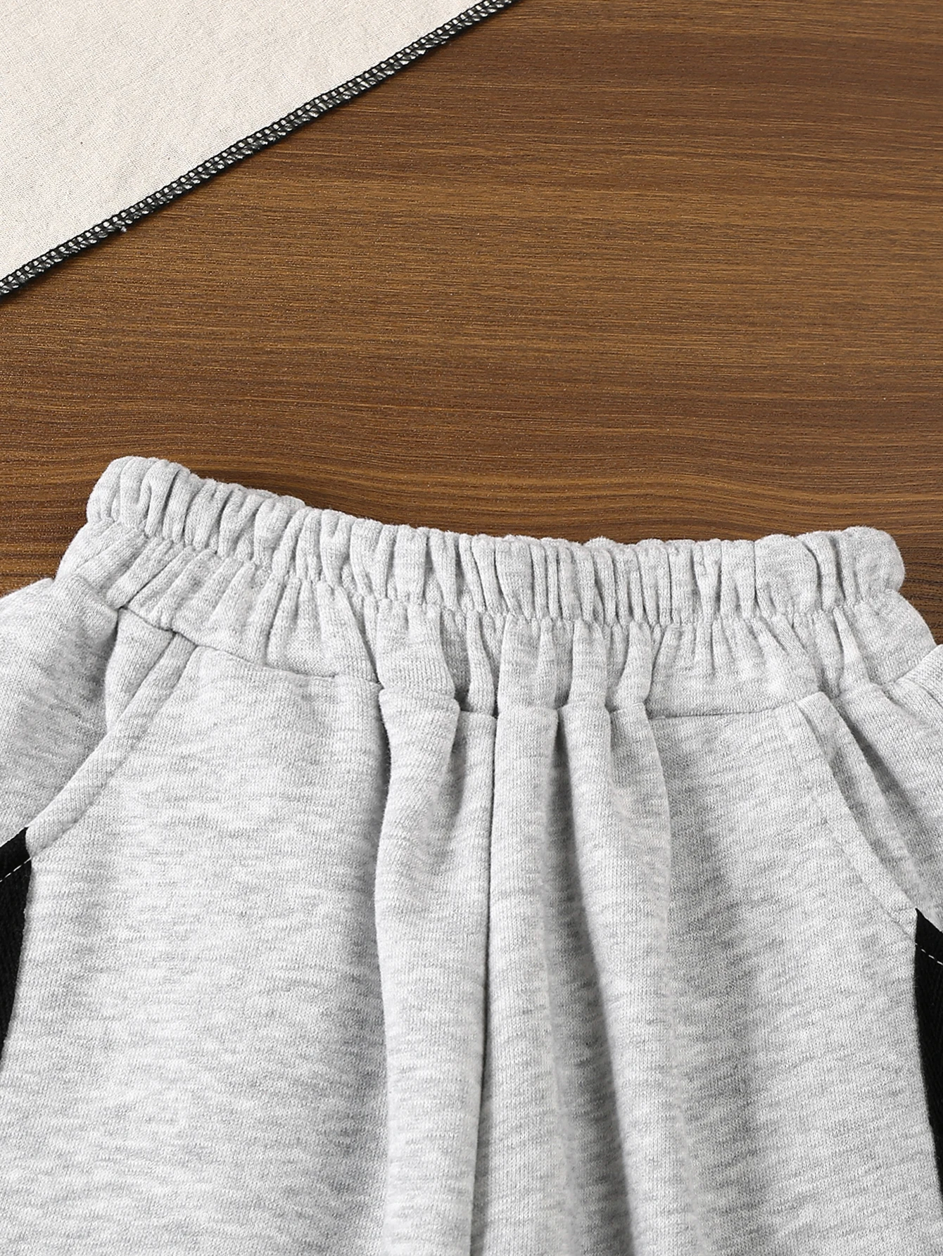 @Nuovi set di felpe con stampa di lettere casual per bambini e ragazzi per bambini, vestiti alla moda per bambina, tuta morbida a maniche lunghe e 4