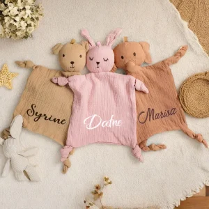 Coperta personalizzata con nome del bambino Coperta consolatrice in mussola di cotone per neonati per accessori neonato Baby Doll per dormire Sonagli per bambini Regalo 1