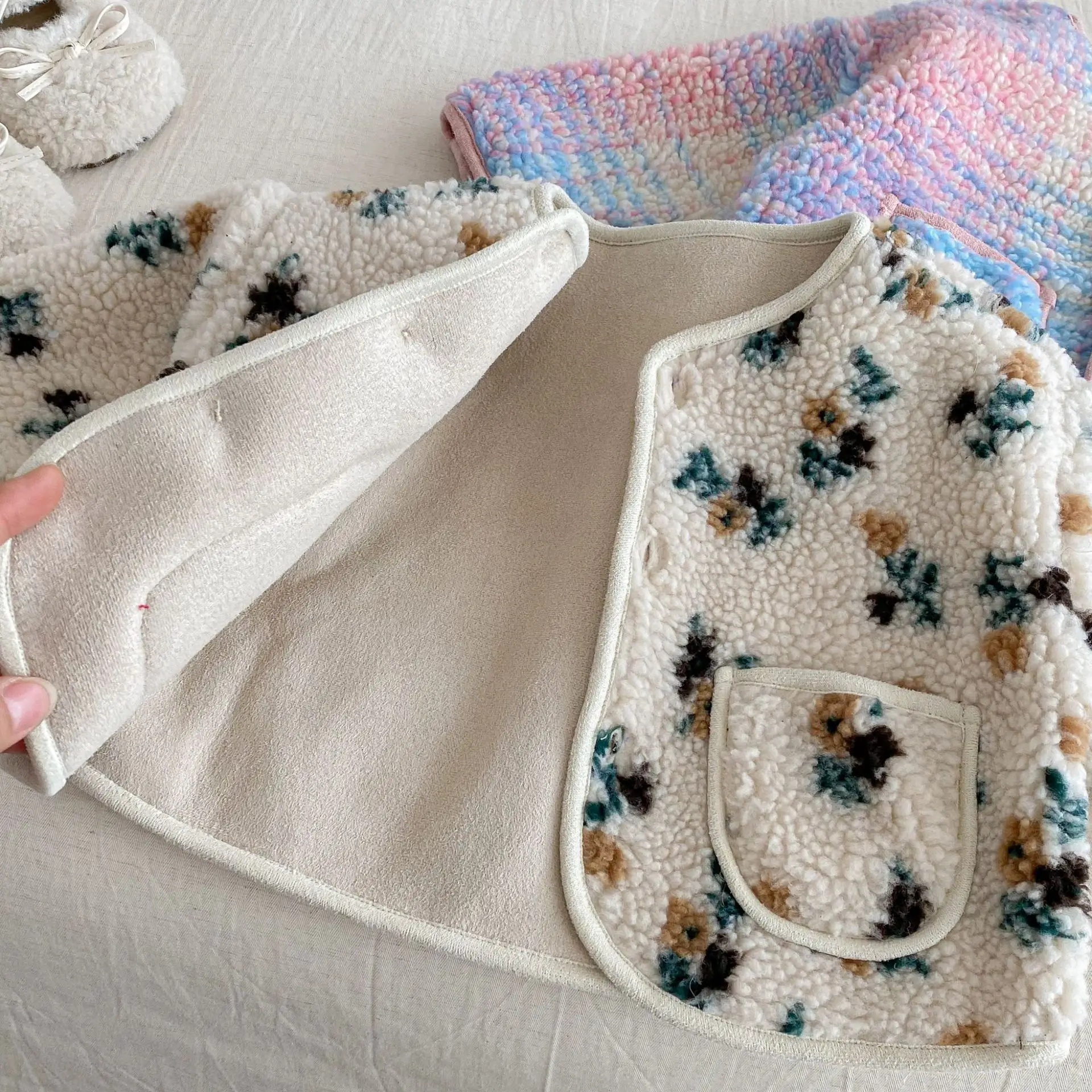 Cappotto di cashmere per bambini 2025 Inverno Nuove ragazze coreane Cappotto imbottito jacquard 0-5 anni Cappotto floreale per bambini Capispalla 6