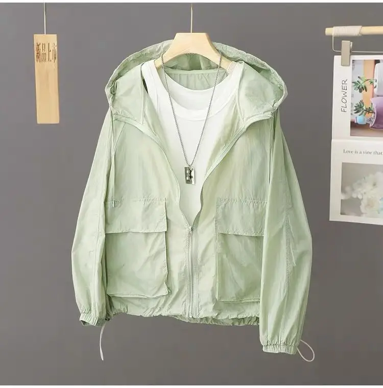 Giacca a vento allentata leggera con cappuccio per protezione solare estiva 2025 Nuova giacca sottile da esterno traspirante per donna Trench taglie forti 4