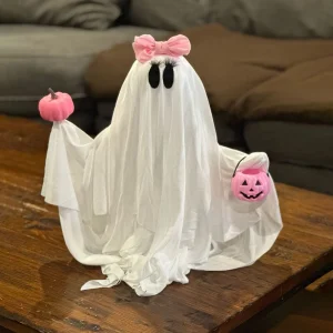 Fantasma di Halloween che tiene zucca rosa Decorazioni di Halloween Decorazioni per fantasmi spettrali per interni Decorazione per desktop per feste di Halloween 1