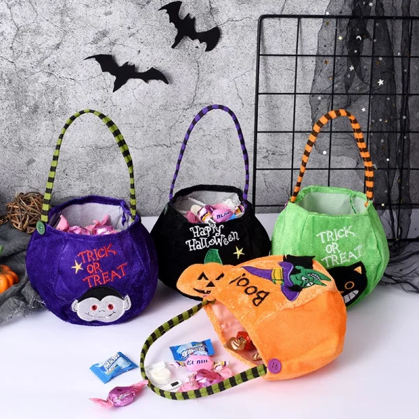 Secchio per dolcetti o scherzetto in peluche di zucca di Halloween 6,3x4,7 pollici - Simpatico cestino per caramelle mostro per bambini con manico 2