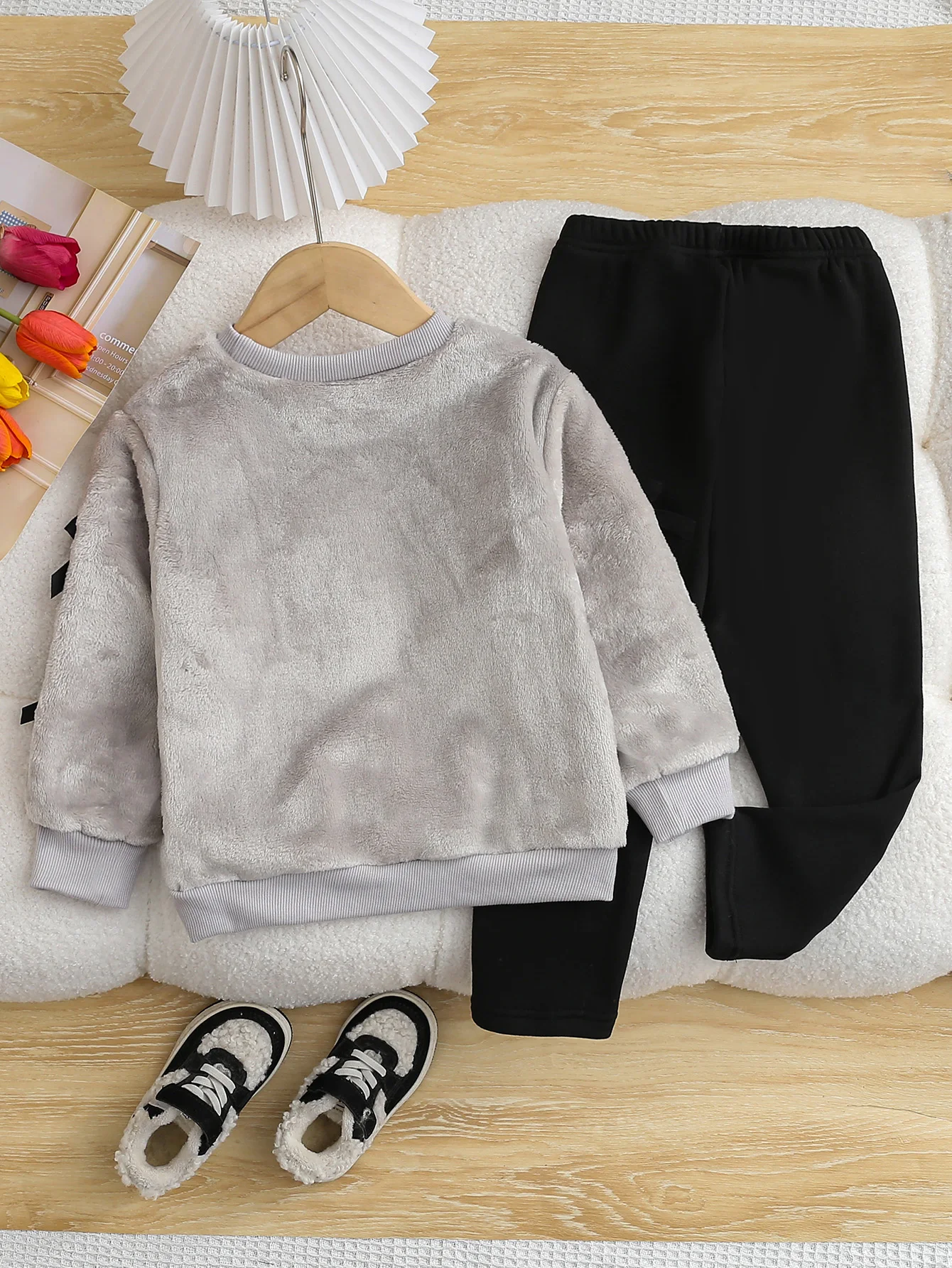 Set elegante e caldo per ragazze autunnali e invernali: top in morbida pelliccia ricamata con fiocco da bambina + pantaloni lunghi Set da 2 pezzi 2