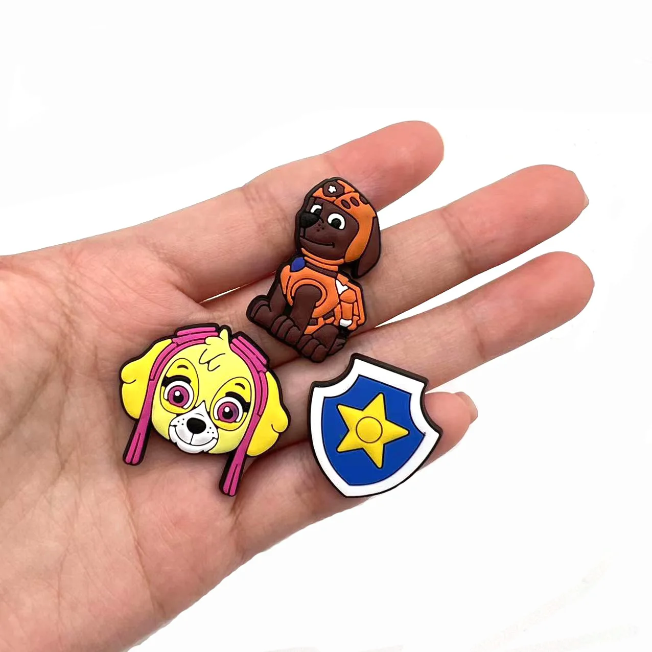 31 pezzi di scarpe per cani della polizia Disney, decorazioni per zoccoli, accessori per scarpe in PVC, sandali da giardino con fibbia, ciondoli per cinturino, regalo di Natale 3