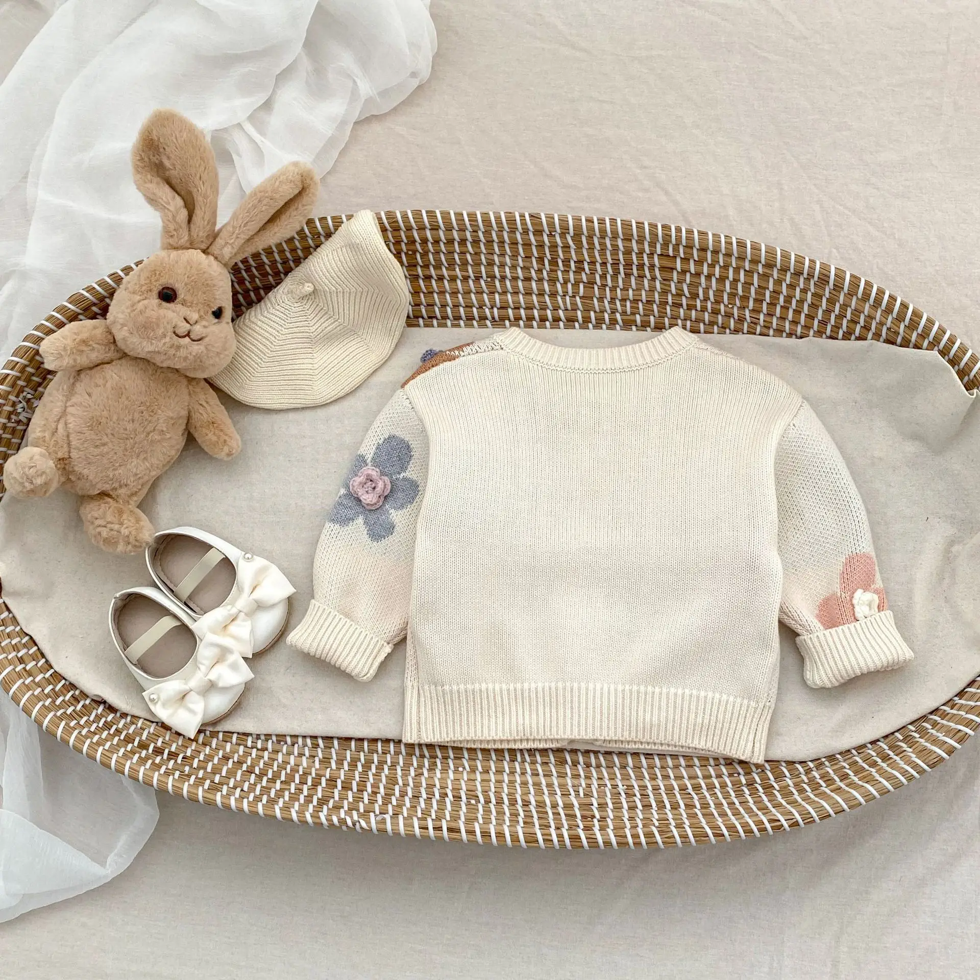 Nuovo abbigliamento per bambini primaverili e autunnali per 0-3 anni, cappotto lavorato a maglia jacquard a fiori per bambina, colletto tondo, cardigan a maniche lunghe 3