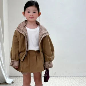 Vestito da ragazza 2025 Autunno e inverno Nuovi vestiti per bambini Ragazza Baby Retro Splicing Plingham Cardigan Cappotto Gonna a pieghe Due set 1