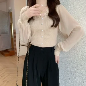 Primavera Autunno 2025 francese manica lunga in chiffon manica lavorata a maglia pizzo slim fit top bottone perla scollo a V elegante piccola camicia 1