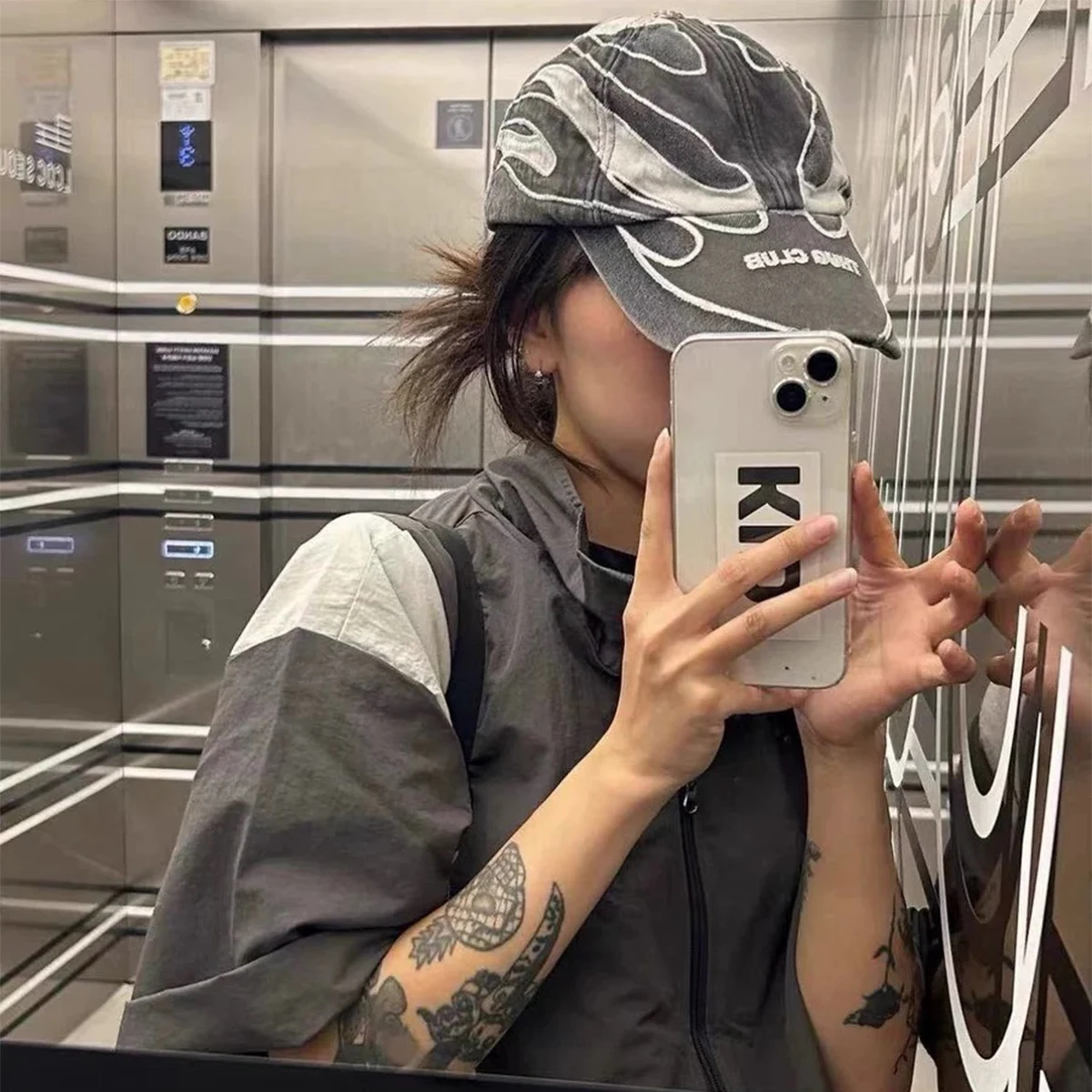 Nicchia Hip Hop Lettera Fiamma Bandiera Cappelli da baseball Nuovo parasole unisex Personal Versatile Color Block Moda Retro ins Berretti con visiera 3