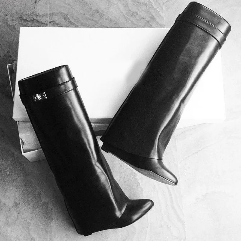 Stivali con zeppa da donna Stivali alti al ginocchio con fibbia in corno di mucca Punta tonda, polpaccio largo Europeo Inverno Equitazione Stile equestre Decorazione in metallo 4