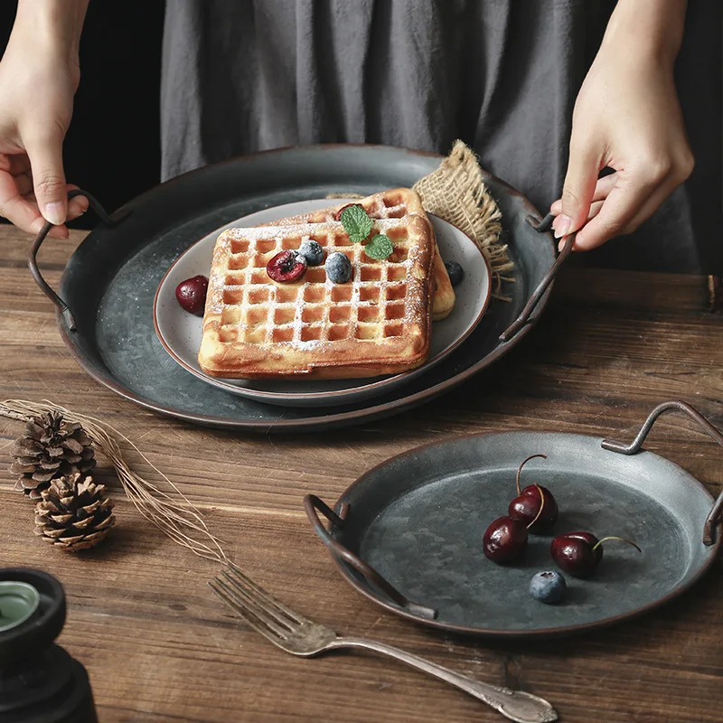 E2 piatti in metallo retrò europei con manico vassoio per il pane rotondo Vintage vassoio per la decorazione della casa stoviglie set di piatti per la cena 1
