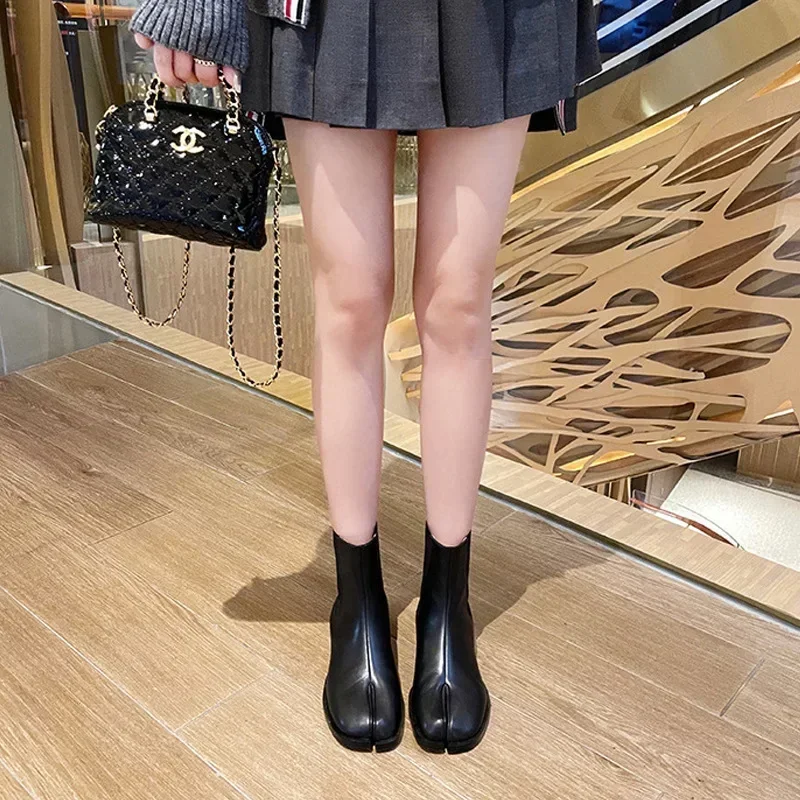 2025 Stivaletti Chelsea elasticizzati Slip On Donna Punta divisa Tacchi bassi Caviglia Botas Feminina Tabi Scarpe Botines invernali in pelle verniciata/opaca 5