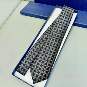 La migliore serie di cravatte di seta da uomo di lusso è personalizzata per abbinare abiti e cravatte da lavoro. Sono stabili, eleganti e lisci. 1