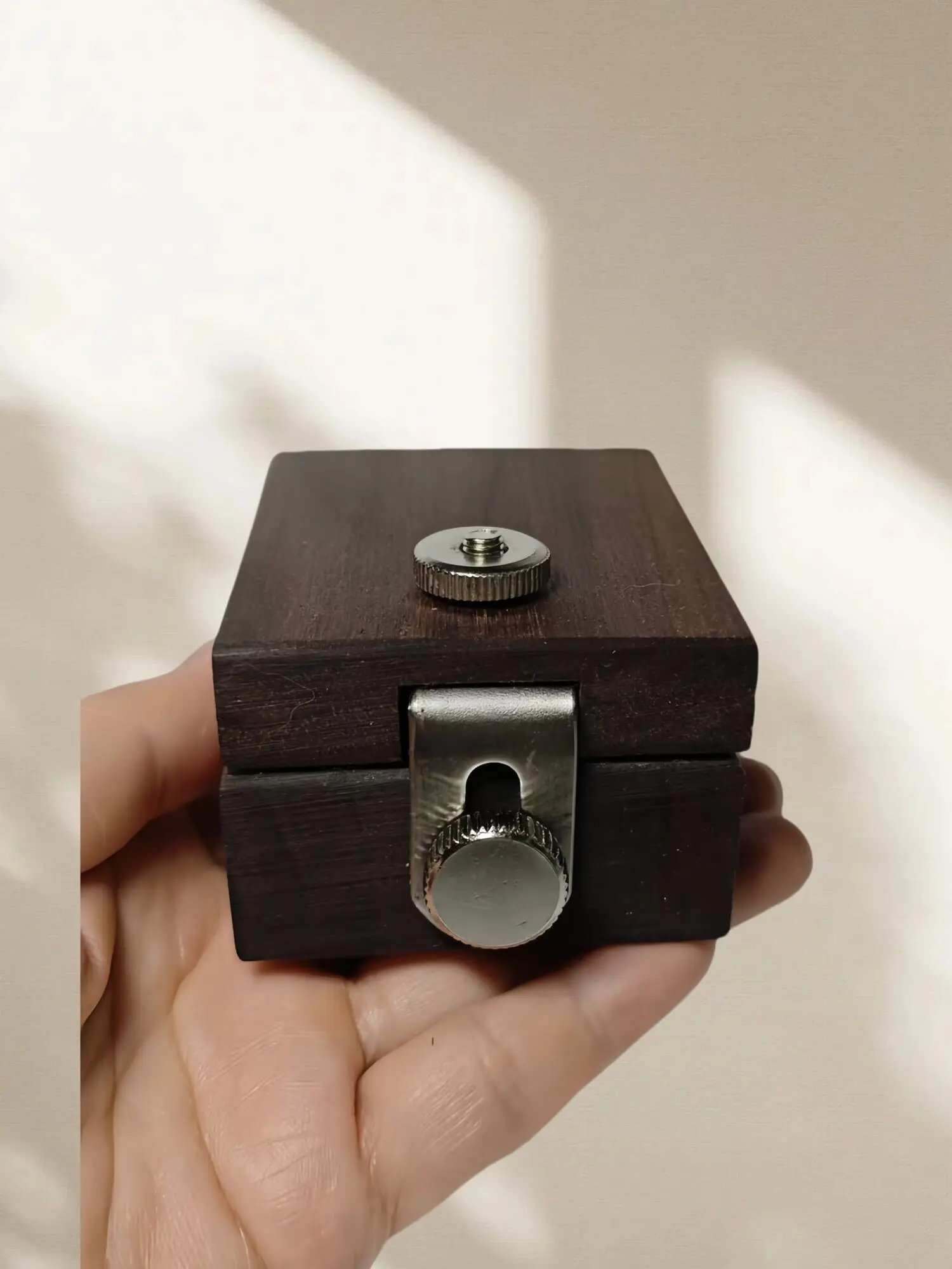 Il mini cavalletto per schizzi da disegno in legno di noce carino tascabile, la scatola di pittura può essere giocosa con 6