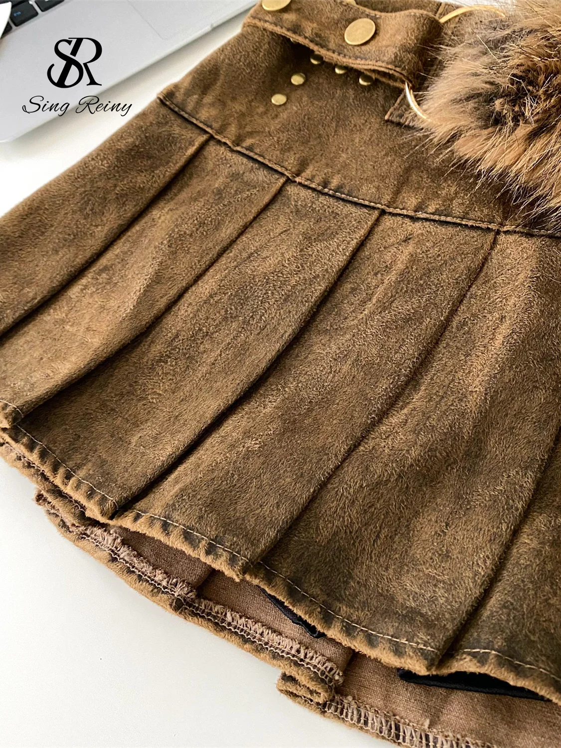 SINGREINY Hot Girl Denim Gonne corte Moda donna Borsa in peluche Bottoni in metallo Streetwear Y2K Minigonne a pieghe vintage 6