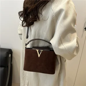 Mini borsa da donna alla moda in pelle scamosciata, borsa tote in finta pelle scamosciata, borsa con decorazione con fibbia con chiusura hardware, borsa a tracolla 1