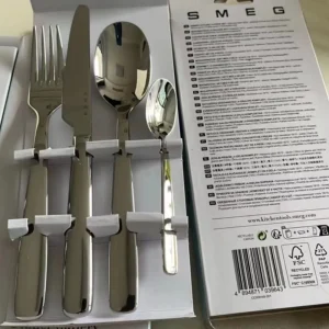 Set di posate in quattro pezzi in acciaio inossidabile di alta qualità 1