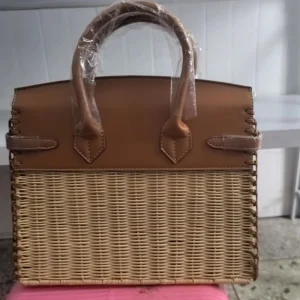 Borsa estiva in paglia intrecciata da donna 1