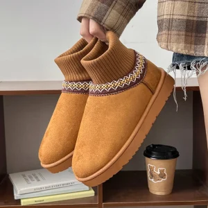 Stivali da neve classici in pelle scamosciata da donna 2025 Stivaletti invernali in morbido cotone con fondo spesso Scarpe calde con decorazione ricamata in peluche 1