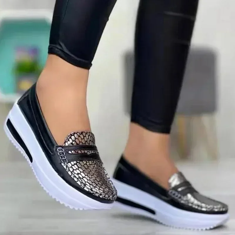 Mocassini alla moda da donna di design di lusso Scarpe vulcanizzate slip-on traspiranti Scarpe da ginnastica da donna leggere con zeppa casual 4