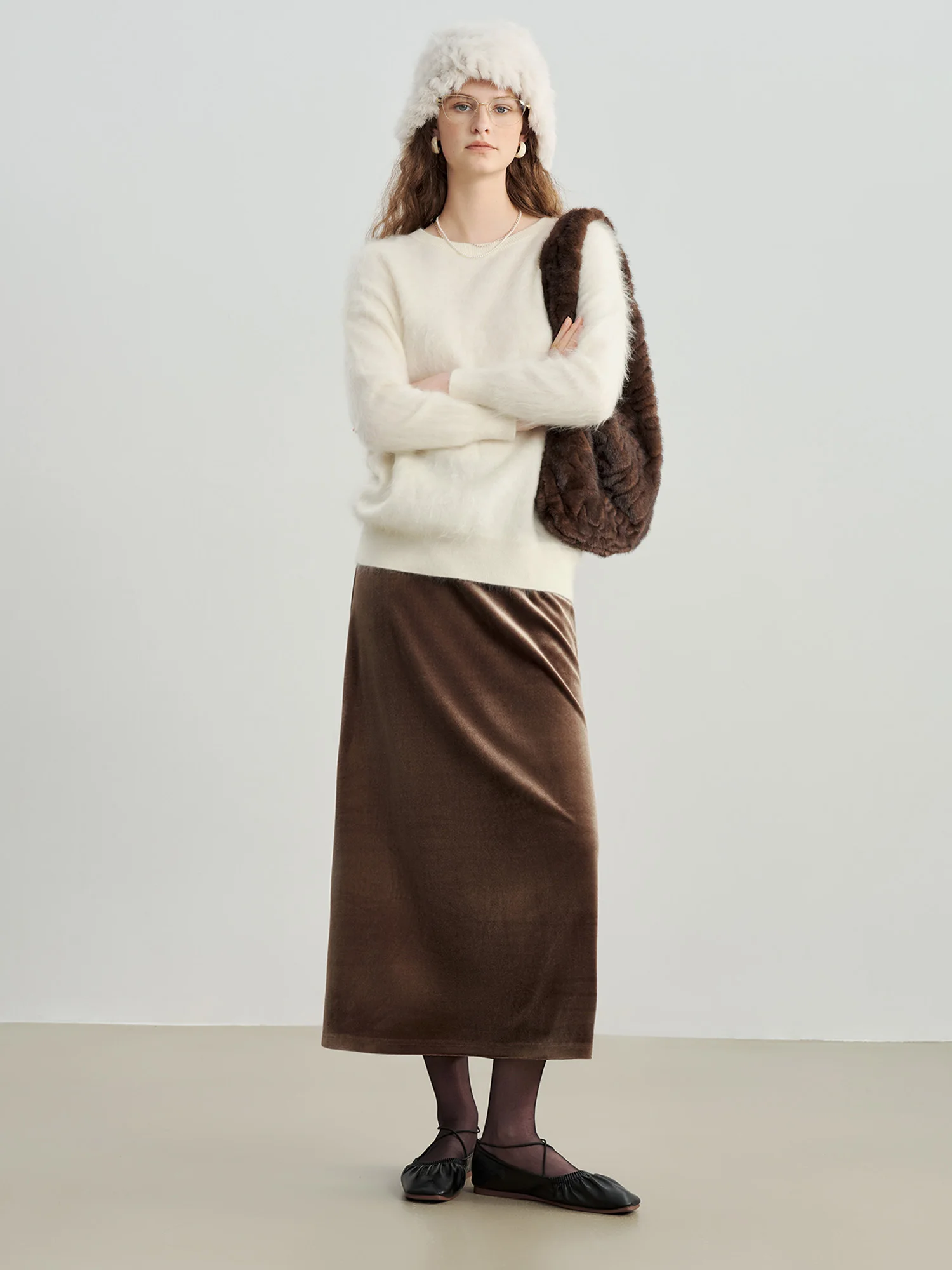 ZIQIAO Gonna longuette a trapezio in velluto nero stile francese per donna 2025 Autunno Inverno Nuovo senso di fascia alta con orlo lungo semi-gonna elegante 3