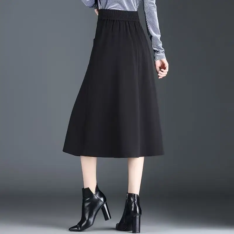 Nuove gonne a pieghe tinta unita alla moda con tasche con bottoni a trapezio elastiche a metà corpo da donna di media lunghezza autunno e inverno 5