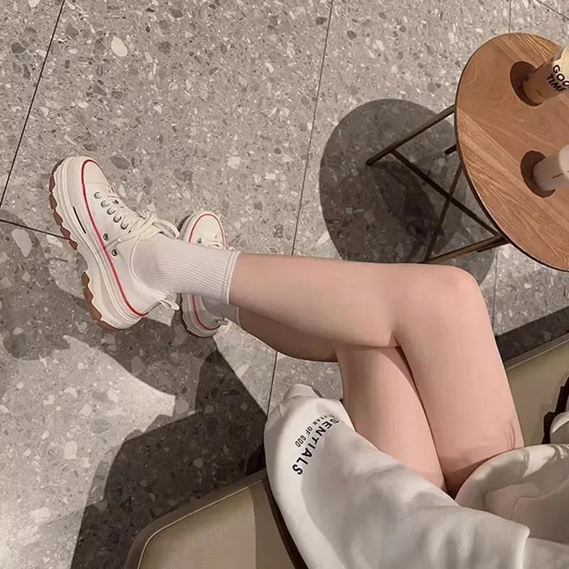Scarpe di tela con fondo spesso da donna Primavera Nuovo stile che aumenta le scarpe da tavolo bianche sportive con piattaforma casual a testa grande 2