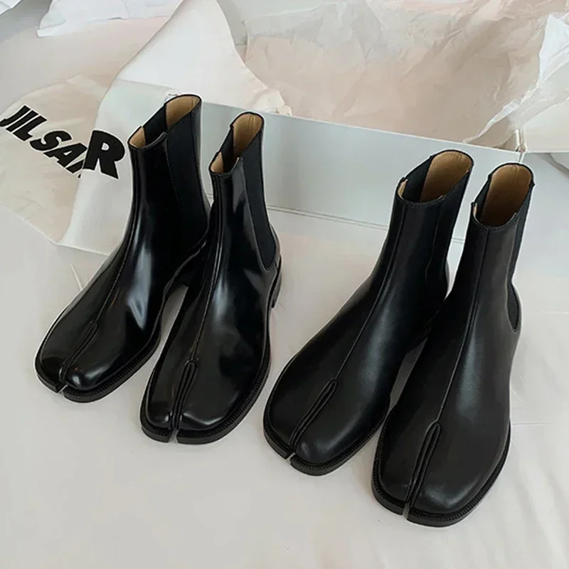 2025 Stivaletti Chelsea elasticizzati Slip On Donna Punta divisa Tacchi bassi Caviglia Botas Feminina Tabi Scarpe Botines invernali in pelle verniciata/opaca 2