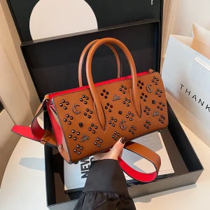 Borsa a tracolla traforata di design di nicchia 2025 Borsa a tracolla in tessuto retrò da donna Spaziosa borsa sotto le ascelle in pelle vegana da lavoro per il fine settimana Chic 1