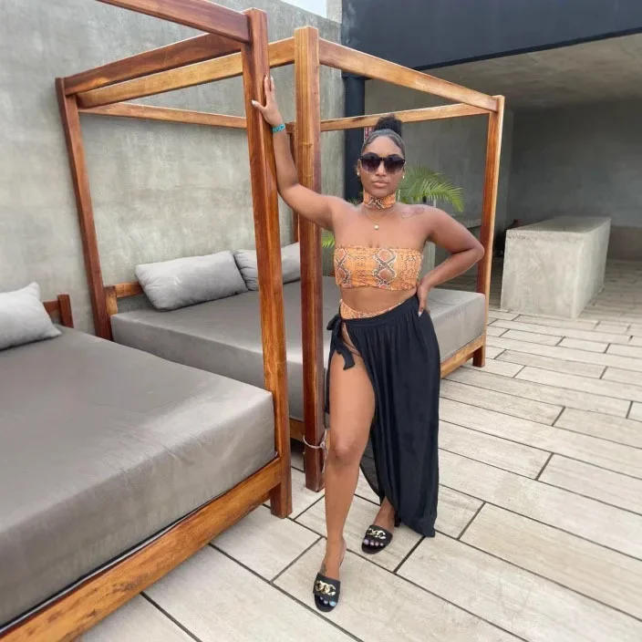 Sexy vacanza al mare Protezione solare Abbigliamento Casual Beachside Mezza gonna Avvolgente Gonna asimmetrica in tinta unita lavorata a maglia in poliestere 3