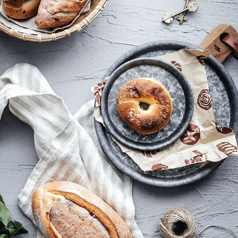 Vassoi da portata in metallo Vassoio portaoggetti rotondo in ferro battuto antico Dessert Torta di frutta Piatto di pane Decorazione della cucina Oggetti di scena fotografici 3